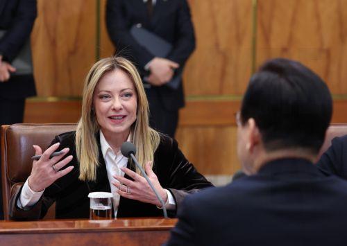 epa12660225 Italian Prime Minister Giorgia Meloni (L) speaks to South Korean President Lee Jae Myung (R) during their talks at the presidential office Cheong Wa Dae in Seoul, South Korea, 19 January 2026.  EPA/YONHAP SOUTH KOREA OUT