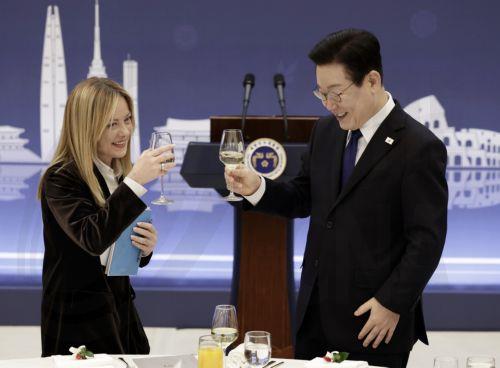 epa12660347 South Korean President Lee Jae Myung (R) and Italian Prime Minister Giorgia Meloni (L) make a toast during a luncheon at the presidential office Cheong Wa Dae in Seoul, South Korea, 19 January 2026.  EPA/YONHAP SOUTH KOREA OUT