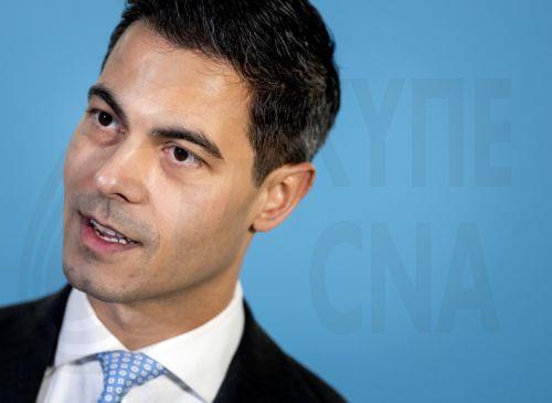 epa12660784 Democrats 66 (D66) leader Rob Jetten arrives at the coalition government for a meeting with informateur Rianne Letschert in The Hague, the Netherlands, 19 January 2026. The leaders of the D66, CDA, and VVD parties are seeking support for their minority cabinet formation.  EPA/KOEN VAN WEEL