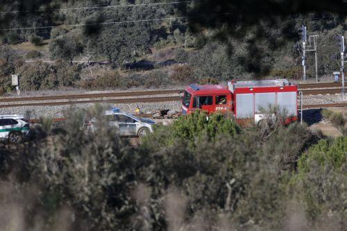 epa12660927 A view of the site of the wreckage where, on 18 January 2026, at least 39 people died after a high-speed train carrying more than 300 passengers derailed and collided with another train traveling in the opposite direction on an adjacent track near the town of Adamuz, Cordoba, Spain, 19 January 2026.  EPA/ZAPATA