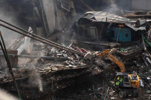 epa12661410 Rescuers search through the rubble at Gul Plaza in Karachi, Pakistan, 19 January 2026. A deadly fire at Karachi’s Gul Plaza raged for over 24 hours, killing 21 people, including a firefighter, leaving many more missing, and destroying around 1,200 shops. Massive losses were reported as rescue efforts continued amid structural collapse risks. ...