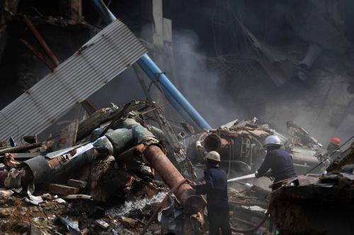 epa12661414 Rescuers search through the rubble at Gul Plaza in Karachi, Pakistan, 19 January 2026. A deadly fire at Karachi’s Gul Plaza raged for over 24 hours, killing 21 people, including a firefighter, leaving many more missing, and destroying around 1,200 shops. Massive losses were reported as rescue efforts continued amid structural collapse risks. ...