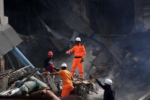 epa12661417 Rescuers search through the rubble at Gul Plaza in Karachi, Pakistan, 19 January 2026. A deadly fire at Karachi’s Gul Plaza raged for over 24 hours, killing 21 people, including a firefighter, leaving many more missing, and destroying around 1,200 shops. Massive losses were reported as rescue efforts continued amid structural collapse risks. ...