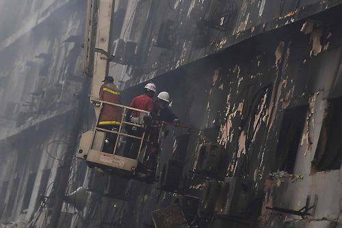 epa12661419 Firefighters battle a massive blaze at Gul Plaza in Karachi, Pakistan, 19 January 2026. A deadly fire at Karachi’s Gul Plaza raged for over 24 hours, killing 21 people, including a firefighter, leaving many more missing, and destroying around 1,200 shops. Massive losses were reported as rescue efforts continued amid structural collapse risks. ...