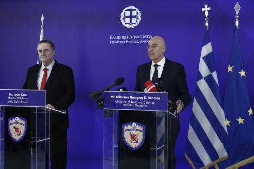 Ο υπουργός Άμυνας του Ισραήλ, Israel Katz (Α) μιλάει δίπλα στον Έλληνα υπουργό Εξωτερικών, Νίκο Δένδια (Δ), κατά τη διάρκεια των κοινών δηλώσεων, μετά το τέλος της συνάντησής τους στο υπουργείο, Αθήνα Τρίτη 20 Ιανουαρίου 2026. ΑΠΕ-ΜΠΕ/ΑΠΕ-ΜΠΕ/ΓΙΑΝΝΗΣ ΚΟΛΕΣΙΔΗΣ