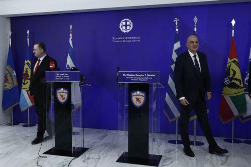 Ο Έλληνας υπουργός Εξωτερικών, Νίκος Δένδιας (Δ) και ο υπουργός Άμυνας του Ισραήλ, Israel Katz (Α), αποχωρούν μετά το τέλος των κοινών δηλώσεών τους στο υπουργείο, Αθήνα Τρίτη 20 Ιανουαρίου 2026. ΑΠΕ-ΜΠΕ/ΑΠΕ-ΜΠΕ/ΓΙΑΝΝΗΣ ΚΟΛΕΣΙΔΗΣ