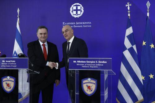 Ο Έλληνας υπουργός Εξωτερικών, Νίκος Δένδιας (Δ) ανταλλάσσει χειραψία με τον υπουργό Άμυνας του Ισραήλ, Israel Katz (Α), κατά τη διάρκεια των κοινών δηλώσεων, μετά το τέλος της συνάντησής τους στο υπουργείο, Αθήνα Τρίτη 20 Ιανουαρίου 2026. ΑΠΕ-ΜΠΕ/ΑΠΕ-ΜΠΕ/ΓΙΑΝΝΗΣ ΚΟΛΕΣΙΔΗΣ
