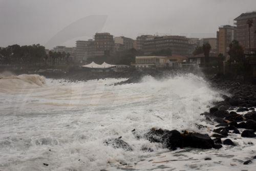 epa12663979 Waves hit the shore in the seaside village of San Giovanni Li Cuti in Catania, Sicily, Italy, 20 January 2026.  EPA/ORIETTA SCARDINO