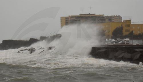 epa12663986 Waves hit the shore in the seaside village of San Giovanni Li Cuti in Catania, Sicily, Italy, 20 January 2026.  EPA/ORIETTA SCARDINO