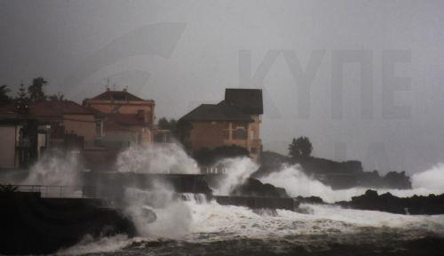 epa12663987 Waves hit the shore in the seaside village of San Giovanni Li Cuti in Catania, Sicily, Italy, 20 January 2026.  EPA/ORIETTA SCARDINO