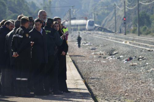epa12664098 Spain's King Felipe VI (C) and Queen Letizia (R) listen to the explanation of the experts as they look at the damaged wagons of two of the trains involved in the crash between two high-speed train sets that occurred on 18 January 2026, in Adamuz, Cordoba, Spain, on 20 January 2026. At least 41 people were killed after a high-speed train carrying...