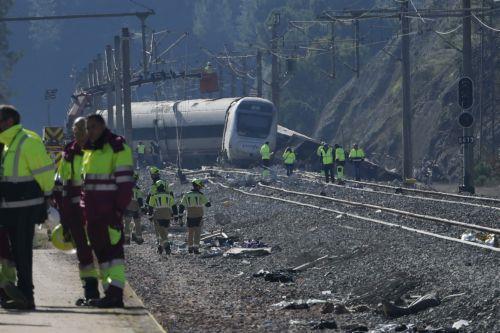 epa12664099 A view of damaged wagons of one of the trains involved in the crash between two high-speed train sets that occurred on 18 January 2026, in Adamuz, Cordoba, Spain, on 20 January 2026. At least 41 people were killed after a high-speed train carrying more than 300 passengers derailed and struck an oncoming train on the adjacent track. Emergency...
