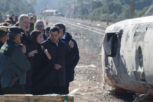 epa12664107 Spain's King Felipe VI (2-L), Queen Letizia (2-R), and Andalusian regional President Juanma Moreno (R) look at the damaged wagons of two of the trains involved in the crash between two high-speed trains that occurred on 18 January 2026, in Adamuz, Cordoba, Spain, on20 January 2026. At least 41 people were killed after a high-speed train carrying...