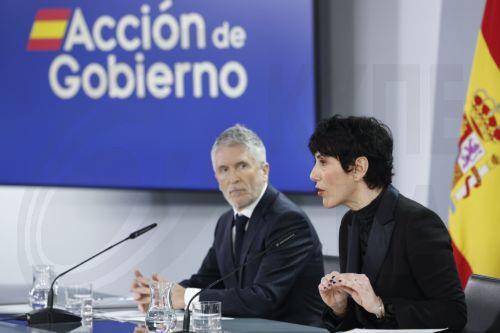 epa12664128 Spanish Minister for Home Affairs Fernando Grande-Marlaska (L) and Spanish Minister for Inclusion, Social Security, and Migration and Government Spokesperson Elma Saiz attend a press conference after the weekly Cabinet Meeting held at Moncloa Presidential Palace in Madrid, Spain, 20 January 2026.  EPA/Chema Moya