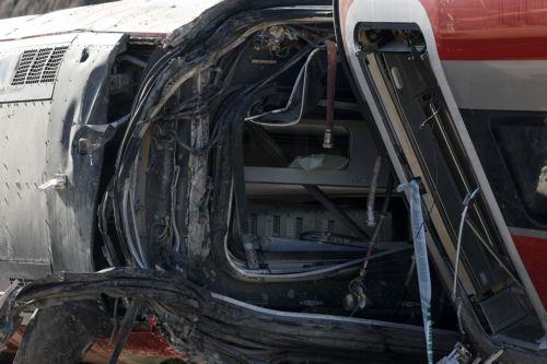 epa12664138 A view of the damaged wagon of one of the trains involved in the crash between two high-speed train sets that occurred on 18 January 2026, in Adamuz, Cordoba, Spain, on 20 January 2026. At least 41 people were killed after a high-speed train carrying more than 300 passengers derailed and struck an oncoming train on the adjacent track. Emergency...