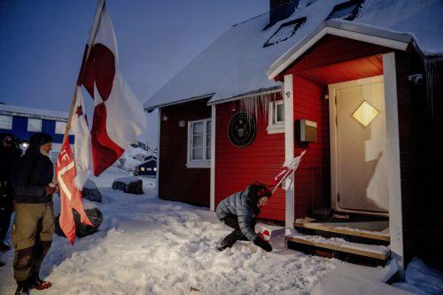 epa12666325 Danish cyclist Jens Erik Kjeldsen and Danish production maneger Aviaq Brandt hold flags outside the American consulate in Nuuk, Greenland, 20 January 2026 (issued 21 January 2026).  EPA/MADS CLAUS RASMUSSEN  DENMARK OUT