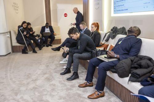 epa12666869 Participants and journalists rest during the 56th annual meeting of the World Economic Forum (WEF) in Davos, Switzerland, 21 January 2026. The meeting under the topic 'A Spirit of Dialogue' brings together entrepreneurs, scientists, and corporate and political leaders in Davos and takes place from 19 to 23 January in Davos.  EPA/GIAN EHRENZELLER