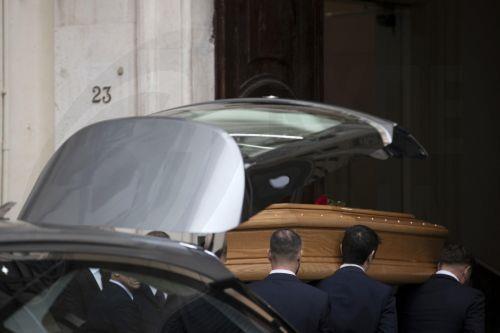 epa12666910 The coffin carrying Italian fashion designer Valentino Garavani arrives for a lying-in-state at PM23 Piazza Mignanelli in Rome, Italy, 21 January 2026. Valentino died at his home in Rome on 19 January 2026.  EPA/MASSIMO PERCOSSI