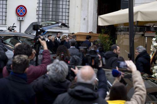epa12666911 The coffin carrying Italian fashion designer Valentino Garavani arrives for a lying-in-state at PM23 Piazza Mignanelli in Rome, Italy, 21 January 2026. Valentino died at his home in Rome on 19 January 2026.  EPA/MASSIMO PERCOSSI