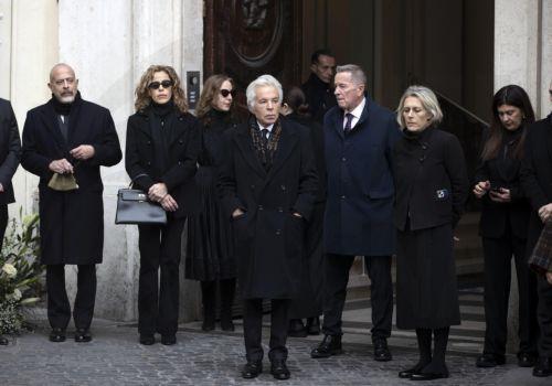 epa12666912 Italian fashion designer Giancarlo Giammetti (C) waits for the arrival of the coffin carrying Italian fashion designer Valentino Garavani for a lying-in-state at PM23 Piazza Mignanelli in Rome, Italy, 21 January 2026. Valentino died at his home in Rome on 19 January 2026.  EPA/MASSIMO PERCOSSI