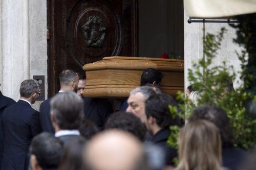 epa12666913 The coffin carrying Italian fashion designer Valentino Garavani arrives for a lying-in-state at PM23 Piazza Mignanelli in Rome, Italy, 21 January 2026. Valentino died at his home in Rome on 19 January 2026.  EPA/MASSIMO PERCOSSI