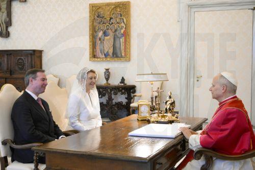 epa12674867 A handout picture provided by the Vatican Media shows Pope Leo XIV meeting with Grand Duke Guillaume and Grand Duchess Stephanie of Luxembourg, in Vatican City, 23 January 2026.  EPA/VATICAN MEDIA HANDOUT HANDOUT EDITORIAL USE ONLY/NO SALES