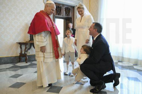 epa12674868 A handout picture provided by the Vatican Media shows Pope Leo XIV meeting with Grand Duke Guillaume and Grand Duchess Stephanie of Luxembourg, in Vatican City, 23 January 2026.  EPA/VATICAN MEDIA HANDOUT HANDOUT EDITORIAL USE ONLY/NO SALES