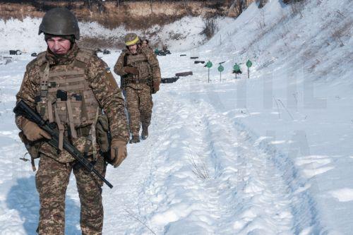 epa12675487 Infantry soldiers of the 13th Khartia Brigade of the National Guard of Ukraine take part in a military exercise at a training range in Kharkiv region, Ukraine, 23 January 2026. Extreme cold in Ukraine can lead to hypothermia for soldiers in trenches, affect how gunpowder performs, and slow reactions and dexterity, making training in these...
