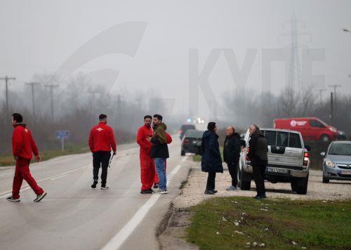 Εργαζόμενοι εκκενώνουν εργοστάσιο τροφίμων στα Τρίκαλα μετά από πυρκαγιά που ξέσπασε λίγο πριν τις 4 τα ξημερώματα, Δευτέρα 26 Ιανουαρίου 2026. Τρία άτομα εντοπίστηκαν νεκρά από τις πυροσβεστικές δυνάμεις κατά τη διάρκεια κατάσβεσης της πυρκαγιάς, ενώ 2 ακόμα άτομα αγνοούνται, με τις πληροφορίες να αναφέρουν ότι πρόκειται για γυναίκες εργαζόμενες. Όπως...