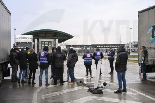 epa12682816 Protesting truck drivers stand near their vehicles at the Serbia-Hungary border during a blockade of the cargo line at the Horgos border crossing in northern Serbia, 26 January 2026. All border crossings in the country and the wider region are blocked to freight traffic starting 26 January at noon, following a coordinated protest by truck...
