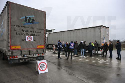 epa12682817 Protesting truck drivers stand near their vehicles at the Serbia-Hungary border during a blockade of the cargo line at the Horgos border crossing in northern Serbia, 26 January 2026. All border crossings in the country and the wider region are blocked to freight traffic starting 26 January at noon, following a coordinated protest by truck...