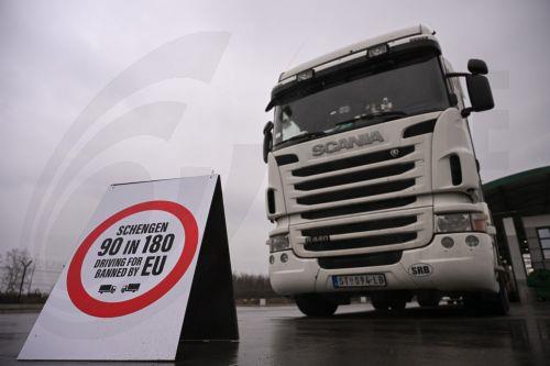 epa12682819 A protest sign in front of a lorry at the Serbia-Hungary border during the blockade of the cargo line at the Horgos border crossing in northern Serbia, 26 January 2026. All border crossings in the country and the wider region are blocked to freight traffic starting 26 January at noon, following a coordinated protest by truck operators from North...