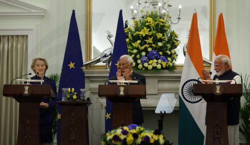 epa12684852 President of the European Commission Ursula von der Leyen (L), President of the European Council Antonio Luis Santos da Costa (C) and Indian Prime Minister Narendra Modi (R) give a joint press statement after their meeting at Hyderabad House in New Delhi, India, 27 January 2026. Ursula von der Leyen is on four-day visit to India.  EPA/RAJAT GUPTA