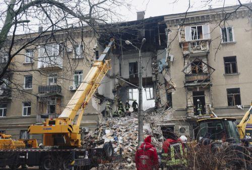 epa12685090 Ukrainian rescuers work at the site of a Russian strike on a residential area in Odesa, southwestern Ukraine, 27 January 2026, amid the Russian invasion. At least two people were killed and 24 others injured after an overnight Russian attack on Odesa, according to the State Emergency Service of Ukraine.  EPA/STRINGER