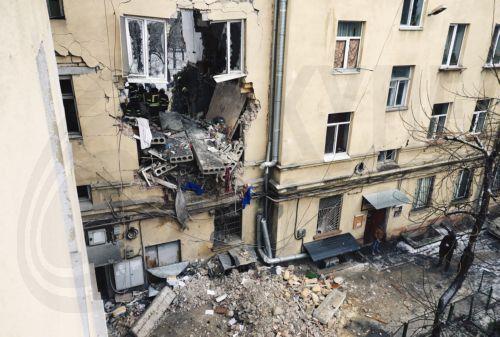 epa12685092 Ukrainian rescuers work at the site of a Russian strike on a residential area in Odesa, southwestern Ukraine, 27 January 2026, amid the Russian invasion. At least two people were killed and 24 others injured after an overnight Russian attack on Odesa, according to the State Emergency Service of Ukraine.  EPA/STRINGER