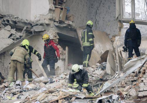 epa12685089 Ukrainian rescuers work at the site of a Russian strike on a residential area in Odesa, southwestern Ukraine, 27 January 2026, amid the Russian invasion. At least two people were killed and 24 others injured after an overnight Russian attack on Odesa, according to the State Emergency Service of Ukraine.  EPA/STRINGER