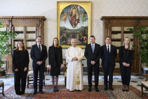epa12690136 A handout picture provided by the Vatican Media shows Pope Leo XIV (C) during an audience with President of the European Parliament Roberta Metsola (C-L) in Vatican City, 29 January 2026.  EPA/VATICAN MEDIA HANDOUT HANDOUT EDITORIAL USE ONLY/NO SALES