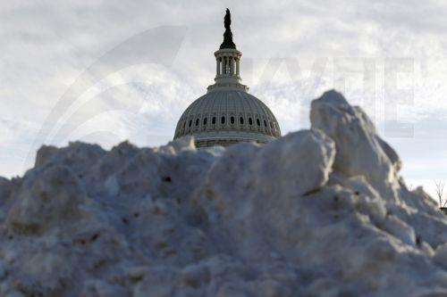 epa12691601 Snow piles up outside the US Capitol in Washington, DC, USA, 29 January 2026.  EPA/WILL OLIVER