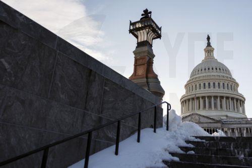 epa12691600 Snow piles up on the steps outside the US Capitol in Washington, DC, USA, 29 January 2026.  EPA/WILL OLIVER