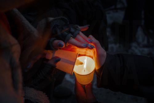 epa12691777 People light candles during a vigil for Veterans Affairs (VA) nurse Alex Pretti outside a VA hospital in New York, New York, USA, 29 January 2026. Nationwide protests continue after federal immigration operations in Minneapolis resulted in the fatal shootings of two US citizens, Renee Nicole Good and Alex Pretti.  EPA/OLGA FEDOROVA