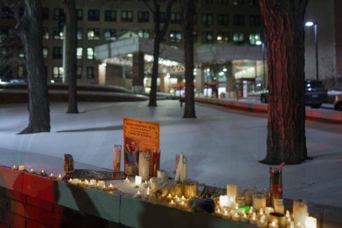 epa12691786 Candles illuminate a makeshift memorial for Veterans Affairs (VA) nurse Alex Pretti after a vigil for him outside a VA hospital in New York, New York, USA, 29 January 2026. Nationwide protests continue after federal immigration operations in Minneapolis resulted in the fatal shootings of two US citizens, Renee Nicole Good and Alex Pretti. ...