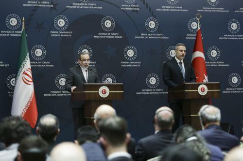 epa12692556 Turkish Foreign Minister Hakan Fidan (R) and Iranian Foreign Minister Abbas Araghchi (L) attend a press conference after their meeting in Istanbul, Turkey, 30 January 2026.  EPA/ERDEM SAHIN