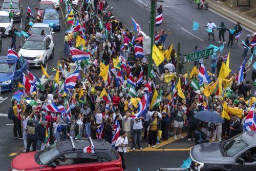 epa12699519 People wave flags of Costa Rica's different political parties as they gathered at the Hispanidad fountain and roundabout in San José, Costa Rica, 01 February 2026. Costa Ricans are electing a new president and 57 members of the Legislative Assembly for the 2026–2030 term.  EPA/ALEXANDER OTAROLA