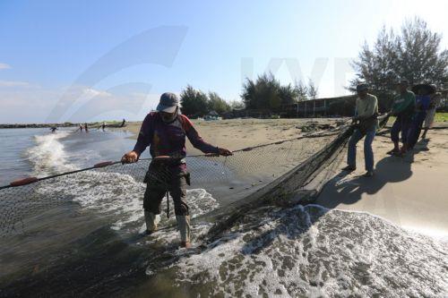 epa12699545 Fishermen pull their net as they use a traditional fishing method in Kampung Jawa, Banda Aceh, Indonesia, 02 January 2026. Indonesia is promoting blue economy programs to protect the ocean.  EPA/HOTLI SIMANJUNTAK