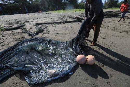 epa12699547 Fishermen pull their net as they use a traditional fishing method in Kampung Jawa, Banda Aceh, Indonesia, 02 January 2026. Indonesia is promoting blue economy programs to protect the ocean.  EPA/HOTLI SIMANJUNTAK