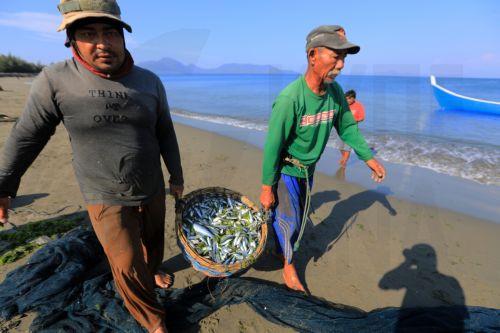 epa12699552 Fishermen collect fish from a net using a traditional method in Kampung Jawa, Banda Aceh, Indonesia, 02 January 2026. Indonesia is promoting blue economy programs to protect the ocean.  EPA/HOTLI SIMANJUNTAK