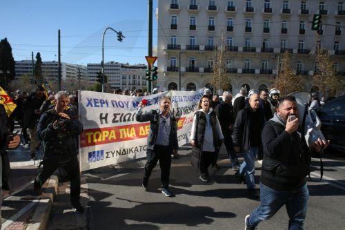 Αυτοκινητιστές ταξί πραγματοποίησαν πορεία διαμαρτυρίας από τα γραφεία του ΣΑΤΑ, στην οδό Μάρνης, προς το Σύνταγμα, Τρίτη 3 Φεβρουαρίου 2026. Σε νέα 48ωρη απεργία προχωρούν οι ιδιοκτήτες ταξί την Τρίτη 3 και την Τετάρτη 4 Φεβρουαρίου. ΑΠΕ-ΜΠΕ/ΑΠΕ-ΜΠΕ/Αλέξανδρος Μπελτές