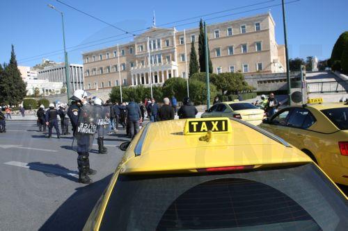 Αυτοκινητιστές ταξί πραγματοποίησαν πορεία διαμαρτυρίας από τα γραφεία του ΣΑΤΑ, στην οδό Μάρνης, προς το Σύνταγμα, Τρίτη 3 Φεβρουαρίου 2026. Σε νέα 48ωρη απεργία προχωρούν οι ιδιοκτήτες ταξί την Τρίτη 3 και την Τετάρτη 4 Φεβρουαρίου. ΑΠΕ-ΜΠΕ/ΑΠΕ-ΜΠΕ/Αλέξανδρος Μπελτές