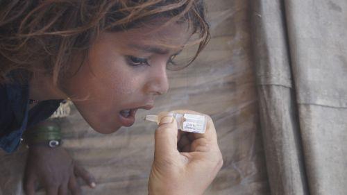 epa12703882 A health worker administers a polio vaccine to a child during a door-to-door vaccination campaign in Dera Ismail Khan, Pakistan, 04 February 2026. Pakistan launched its first nationwide anti-polio vaccination drive of the year, aiming to immunize more than 45 million children under the age of five between 02 and 08 February 2026. The campaign...