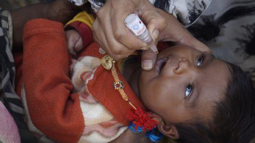 epa12703886 A health worker administers a polio vaccine to a child during a door-to-door vaccination campaign in Dera Ismail Khan, Pakistan, 04 February 2026. Pakistan launched its first nationwide anti-polio vaccination drive of the year, aiming to immunize more than 45 million children under the age of five between 02 and 08 February 2026. The campaign...